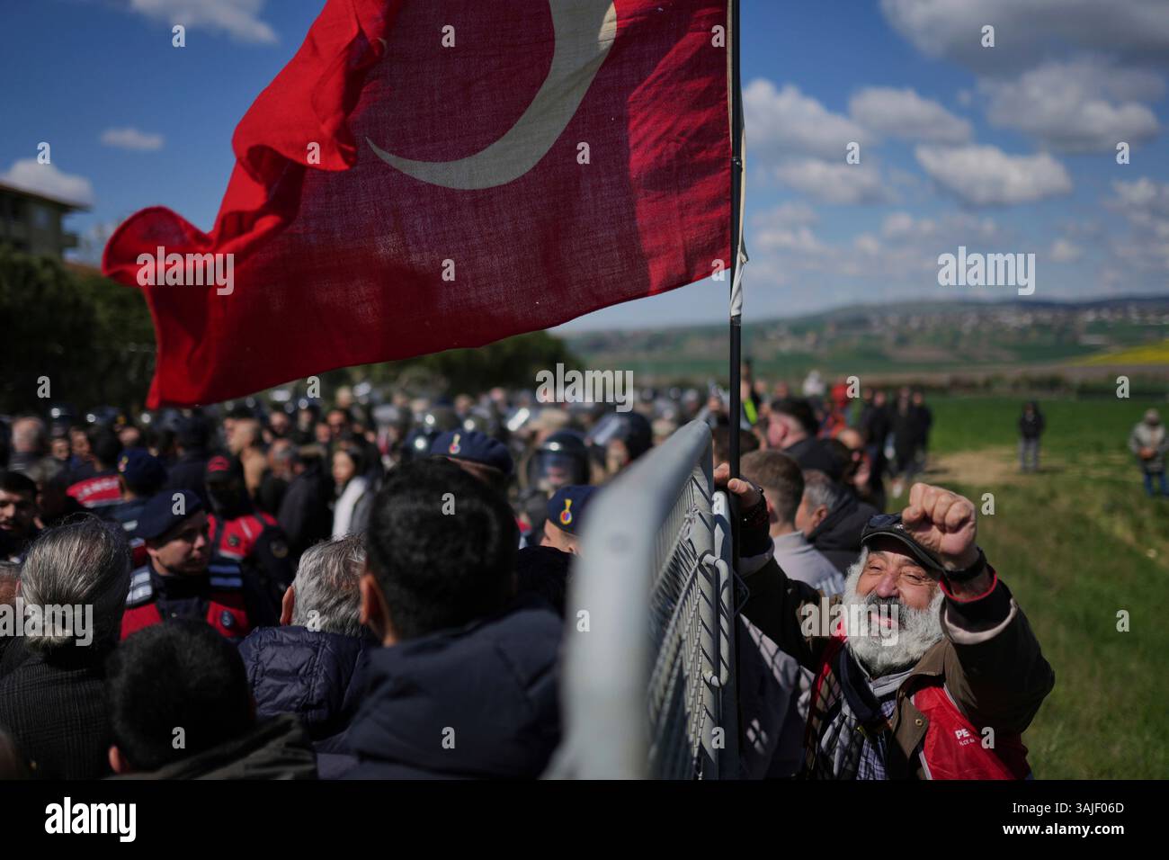 Supporters chant slogans as they gather outside Silivri Prison, where a hearing is taking place for Istanbul Mayor Ekrem Imamoglu in one of multiple cases against him, west of Istanbul, Turkey, Friday, April 11, 2025. (AP Photo/Francisco Seco) Banque D'Images