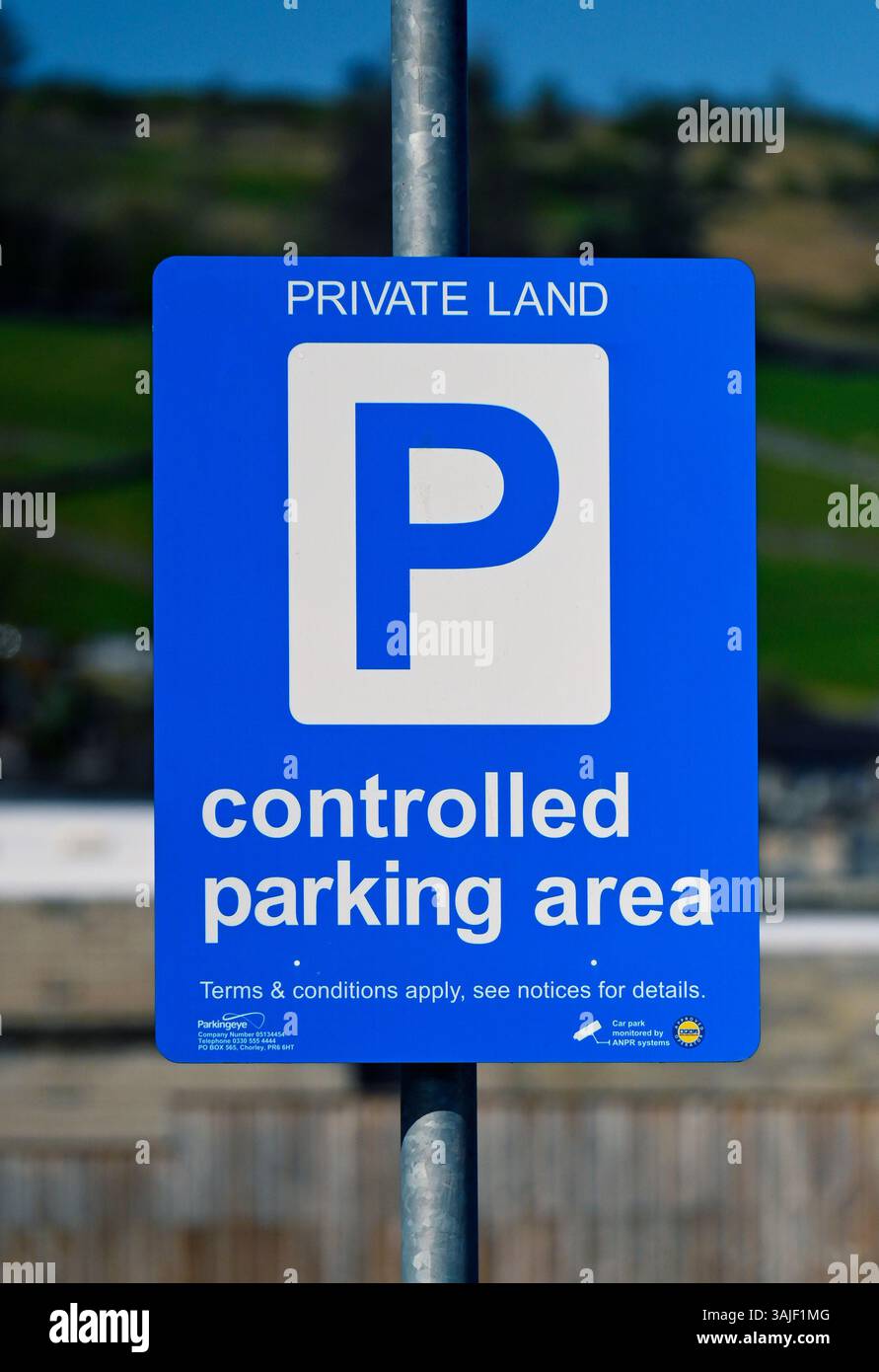 Panneau de restrictions de stationnement. Lidl Supermarket, Beezon Road, Kendal, Cumbria, Angleterre, Royaume-Uni, Europe. Banque D'Images