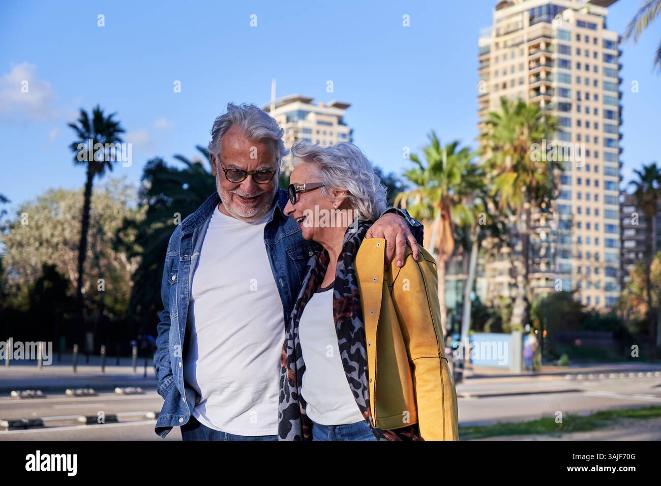 Couple senior profitant d'une promenade ensemble. Banque D'Images