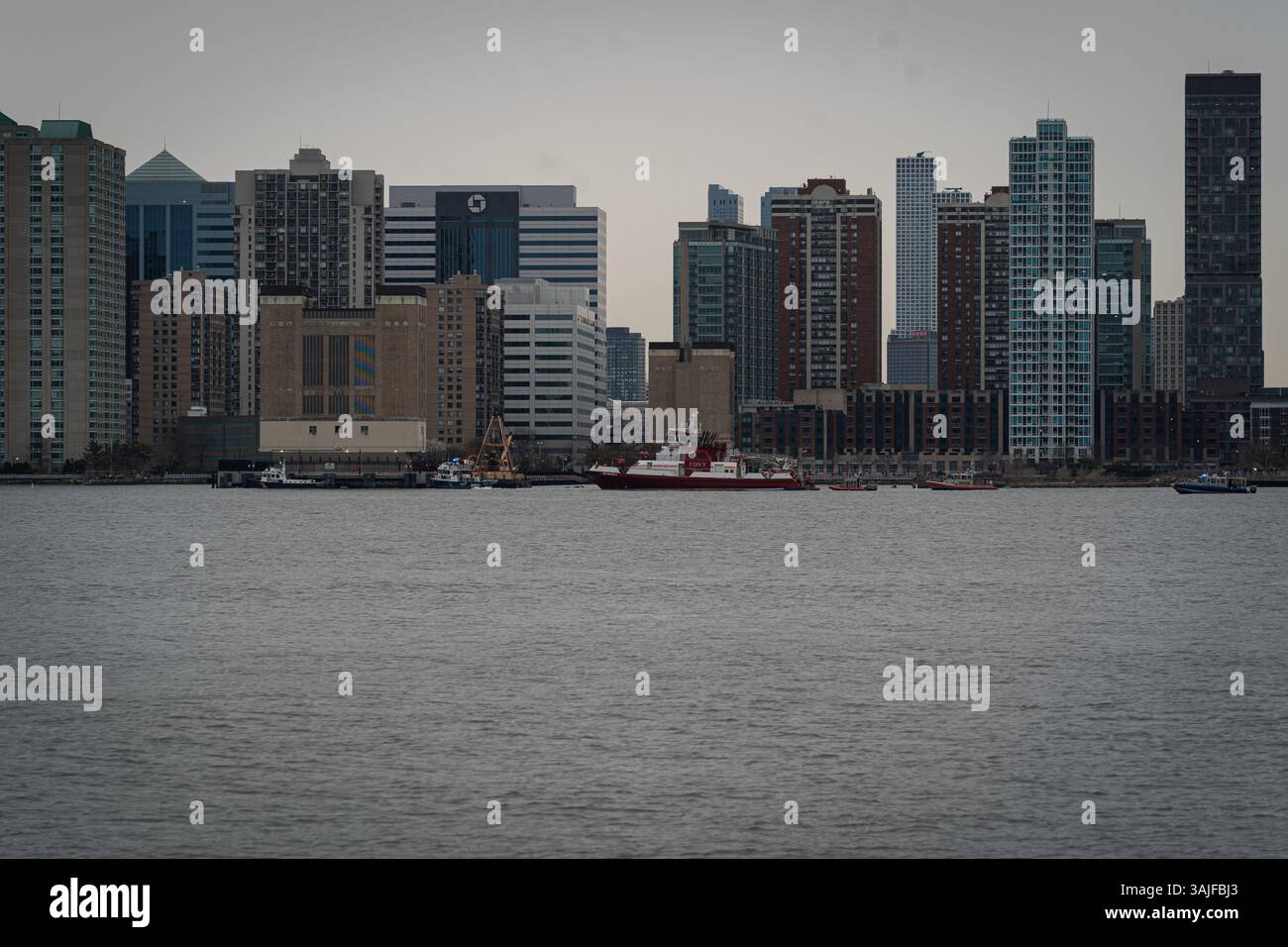 Un hélicoptère transportant une famille de cinq personnes dont trois enfants et le pilote ont été tués lorsqu'il s'est écrasé sur le fleuve Hudson à New York, NY, le 10 avril 2025. (Photo de Steve Sanchez/Sipa USA). Banque D'Images