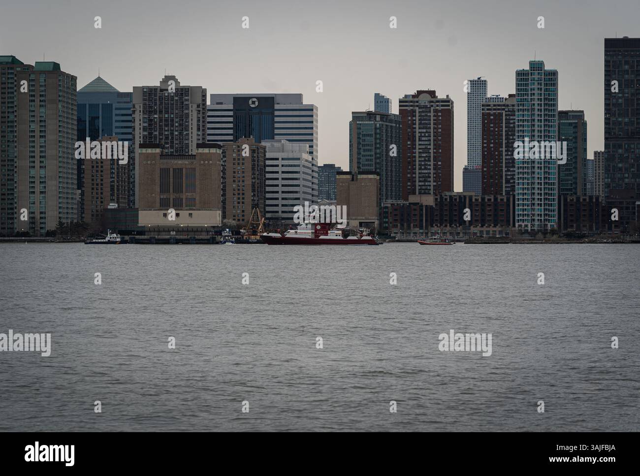 Un hélicoptère transportant une famille de cinq personnes dont trois enfants et le pilote ont été tués lorsqu'il s'est écrasé sur le fleuve Hudson à New York, NY, le 10 avril 2025. (Photo de Steve Sanchez/Sipa USA). Banque D'Images