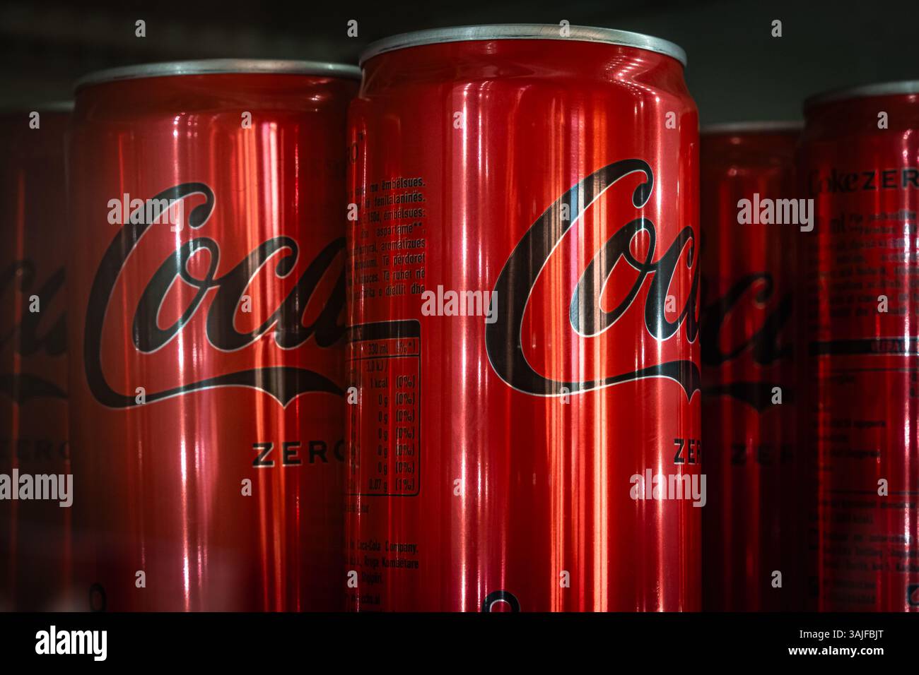 Canettes de soda de marque Coca-Cola dans un réfrigérateur commercial, avec Coke Zero Sugar. Canettes en aluminium de boisson gazeuse Coca Cola Zero Sugar sur les étagères de s. Banque D'Images