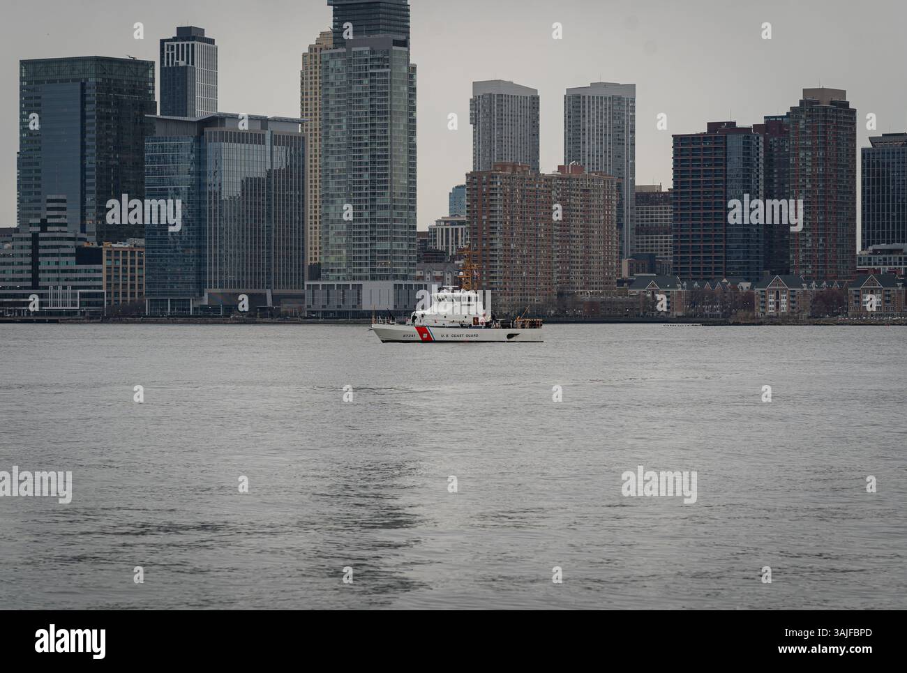 Un hélicoptère transportant une famille de cinq personnes dont trois enfants et le pilote ont été tués lorsqu'il s'est écrasé sur le fleuve Hudson à New York, NY, le 10 avril 2025. (Photo de Steve Sanchez/Sipa USA). Banque D'Images