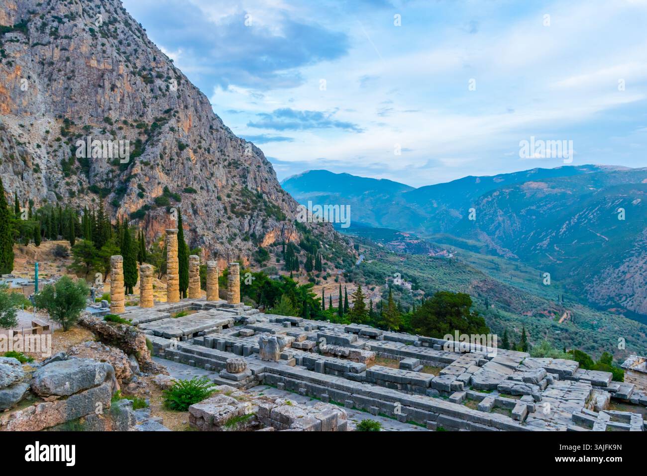 Vue panoramique en soirée du site archéologique de Delphes en Grèce centrale avec temple d'Apollon et vallée au loin Banque D'Images