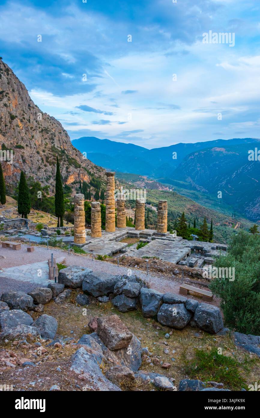 Vue panoramique en soirée du site archéologique de Delphes en Grèce centrale avec des ruines de temple Banque D'Images