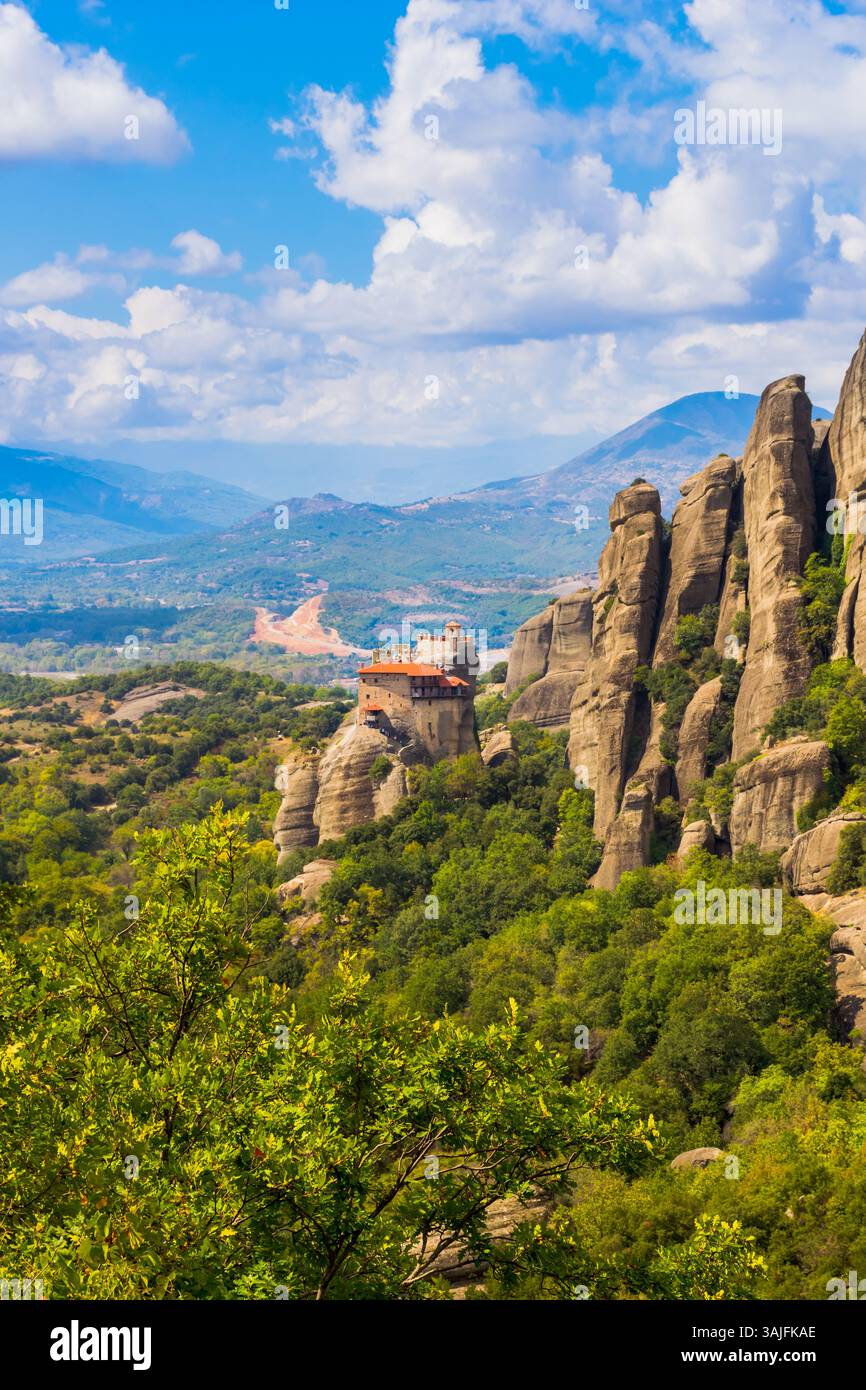 Vue panoramique du monastère Saint Nicolas Anapafsas aux Météores avec des piliers de grès et la vallée ci-dessous, Thessalie, Grèce Banque D'Images