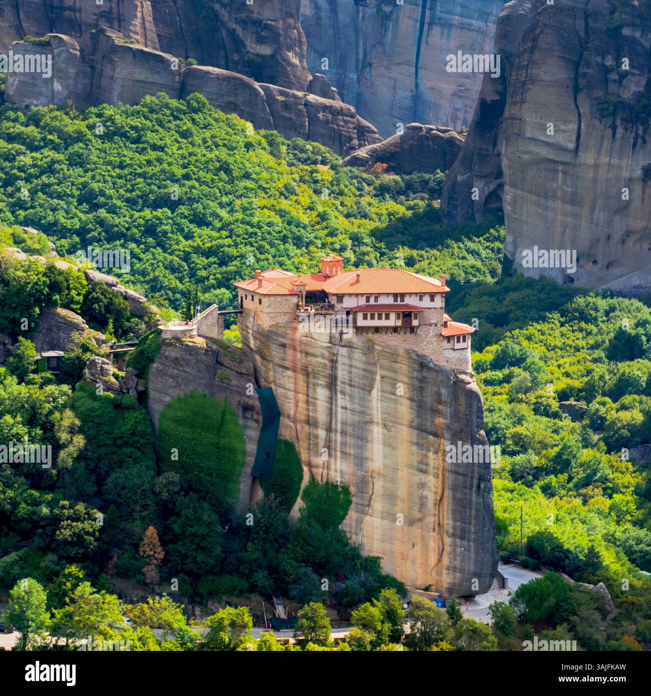 Vue panoramique ensoleillée sur les Monastеry оf préparant Barbаra Roussanоu dans les montagnes des Météores, Thessalie, Grèce Banque D'Images