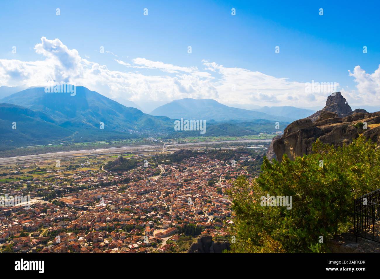 Vue panoramique ensoleillée de la ville de Kalabaka depuis les monastères des Météores en Thessalie, Grèce Banque D'Images