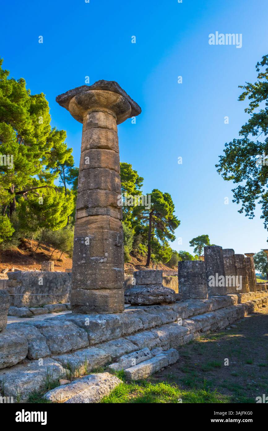 Un pilier dorique debout du Temple de Héra, ou Heraion, un ancien temple grec archaïque à Olympie, Elis, Péloponnèse, Grèce Banque D'Images Un pilier dorique debout du Temple de Héra, ou Heraion, un ancien temple grec archaïque à Olympie, Elis, Péloponnèse, Grèce Banque D'Images