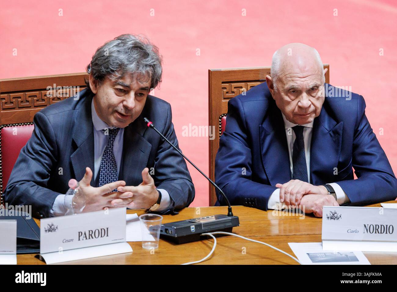 Il presidente dell'Associazione nazionale magistrati Cesare Parodi e il ministro della Giustizia Carlo Nordio durante il convegno 'la magistratura nel disegno costituzionale. I vari progetti di modifica”, Roma, Venerdì, 11 Aprile 2025 (Foto Roberto Monaldo/LaPresse) Président de l'Association nationale des magistrats Cesare Parodi et le ministre de la Justice Carlo Nordio lors de la conférence « le pouvoir judiciaire dans la conception constitutionnelle. Les différents projets d'amendement', Rome, vendredi 11 avril 2025 (photo de Roberto Monaldo/LaPresse) Banque D'Images