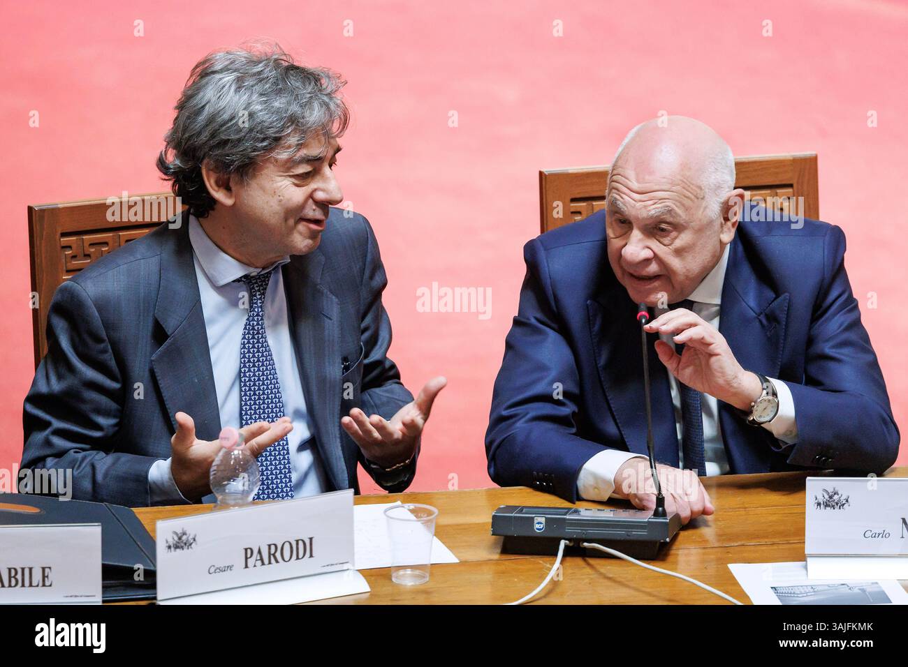 Il presidente dell'Associazione nazionale magistrati Cesare Parodi e il ministro della Giustizia Carlo Nordio durante il convegno 'la magistratura nel disegno costituzionale. I vari progetti di modifica”, Roma, Venerdì, 11 Aprile 2025 (Foto Roberto Monaldo/LaPresse) Président de l'Association nationale des magistrats Cesare Parodi et le ministre de la Justice Carlo Nordio lors de la conférence « le pouvoir judiciaire dans la conception constitutionnelle. Les différents projets d'amendement', Rome, vendredi 11 avril 2025 (photo de Roberto Monaldo/LaPresse) Banque D'Images