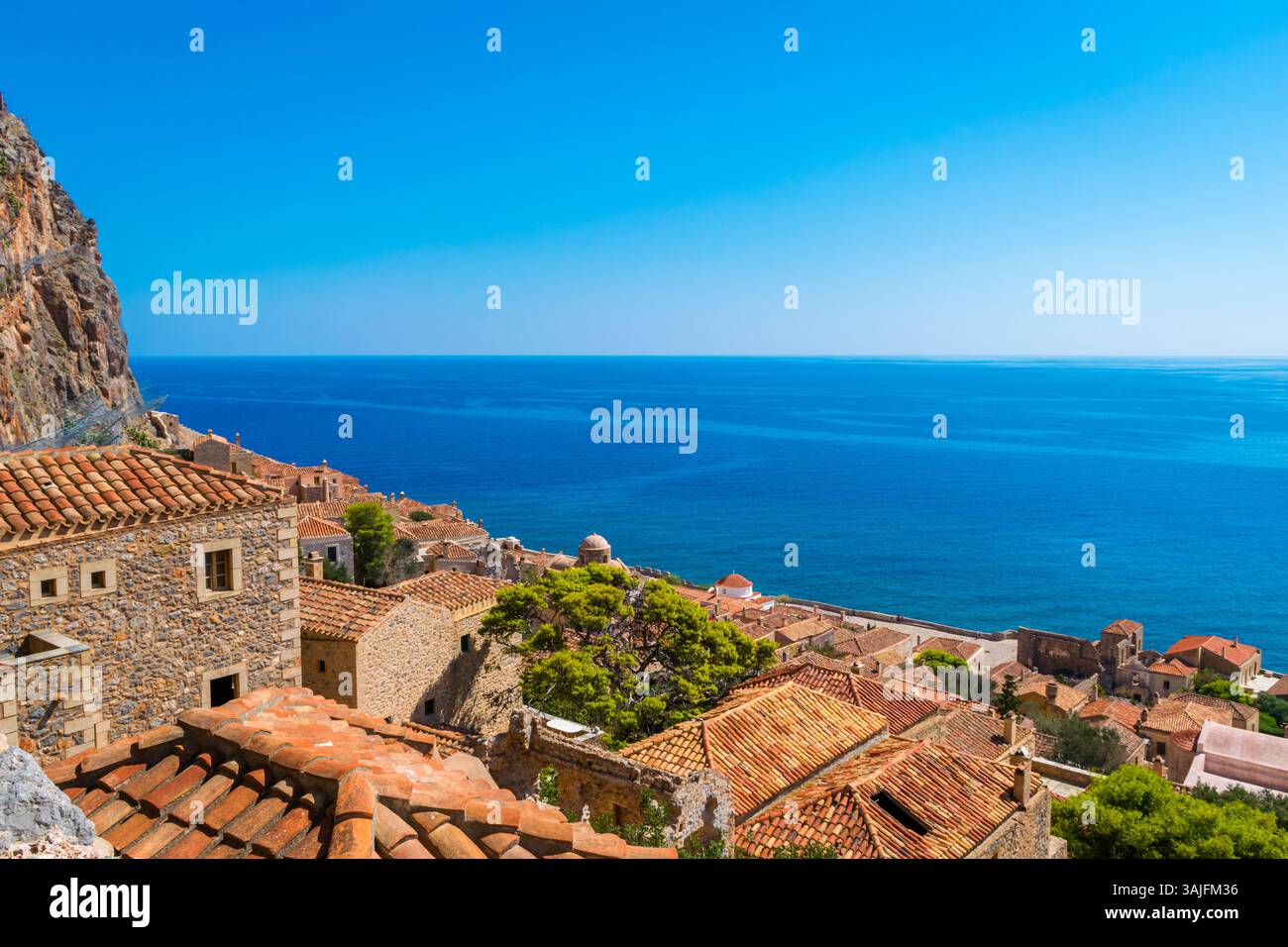 Vue panoramique de Monemvasia, ville fortifiée byzantine dans la région de Laconie, Grèce avec mer Égée Banque D'Images