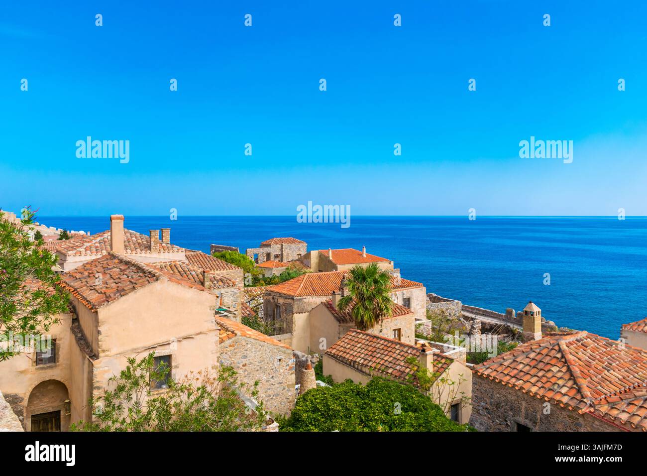 Vue panoramique de la ville du château de Monemvasia dans le sud-est du Péloponnèse, Laconie, Grèce Banque D'Images