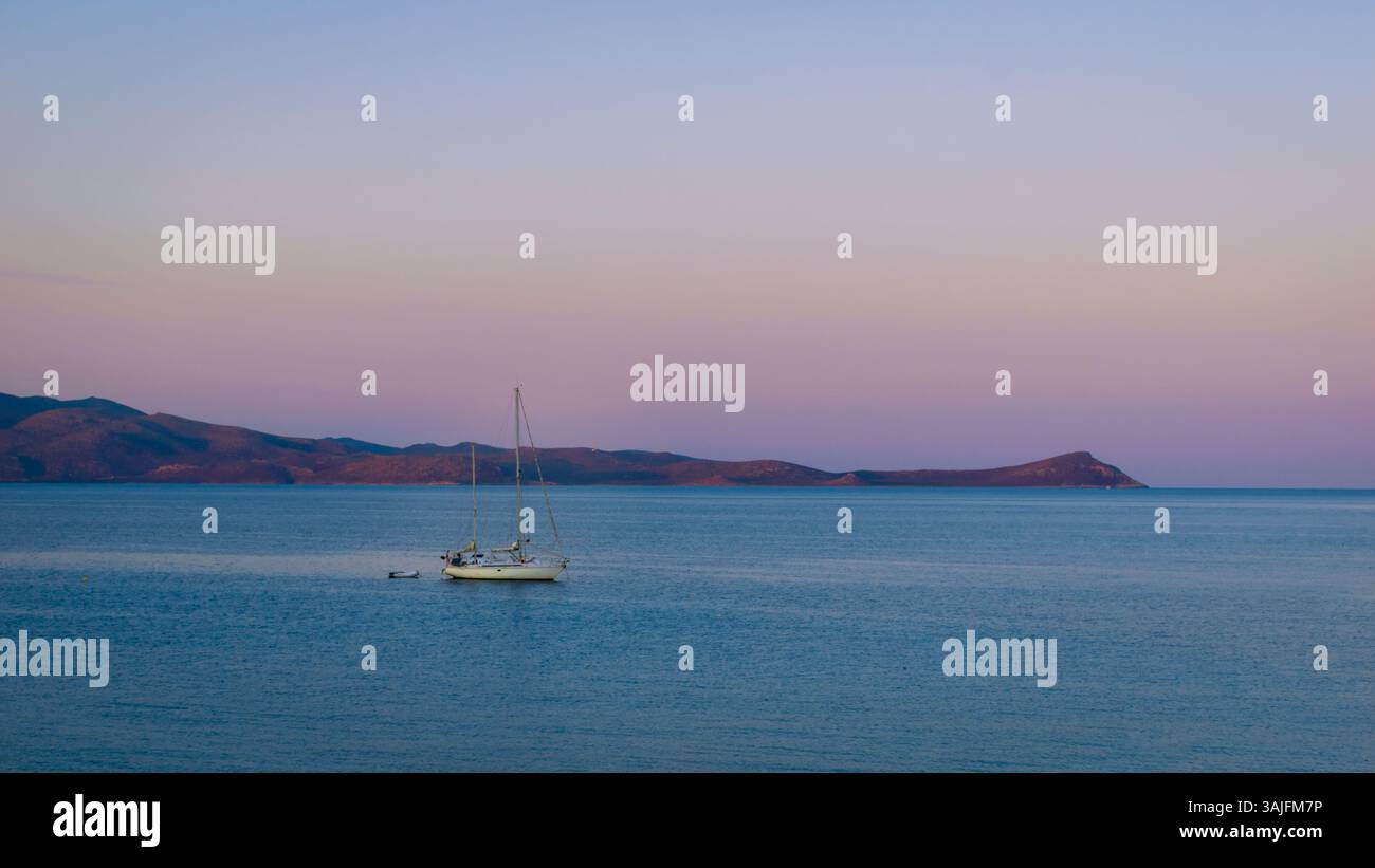Tôt le matin vue sur la mer Égée dans des couleurs pastel avec voilier blanc dans la baie, Monemvasia, Laconie, Grèce Banque D'Images