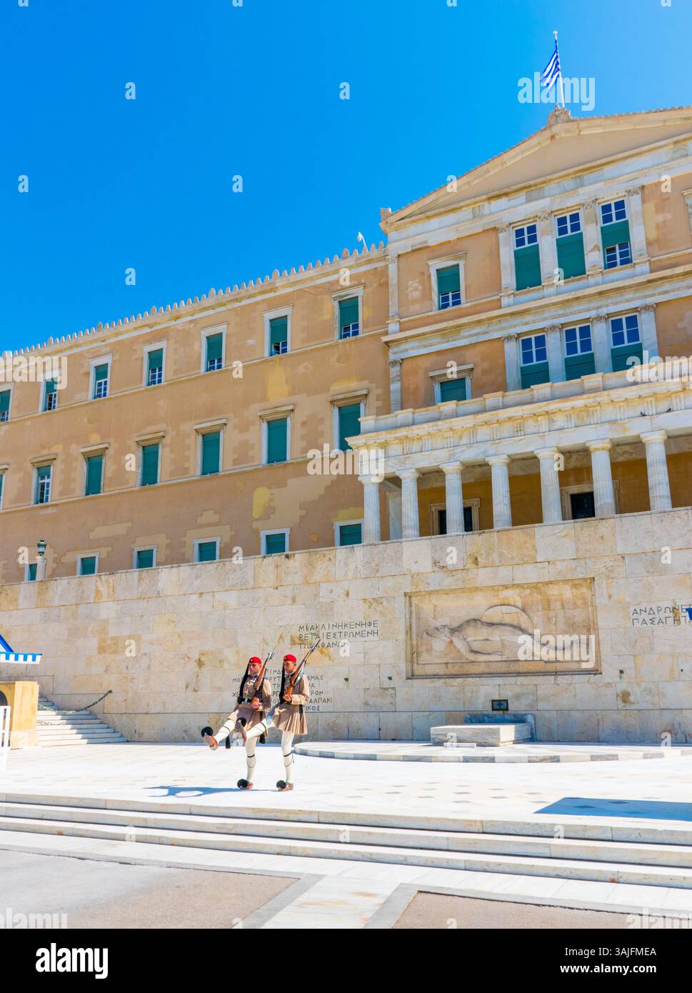 Athènes, Grèce - 26 septembre 2024 : la place Syntagma avec le bâtiment du parlement et évzones soldats effectuant la relève de la garde Banque D'Images
