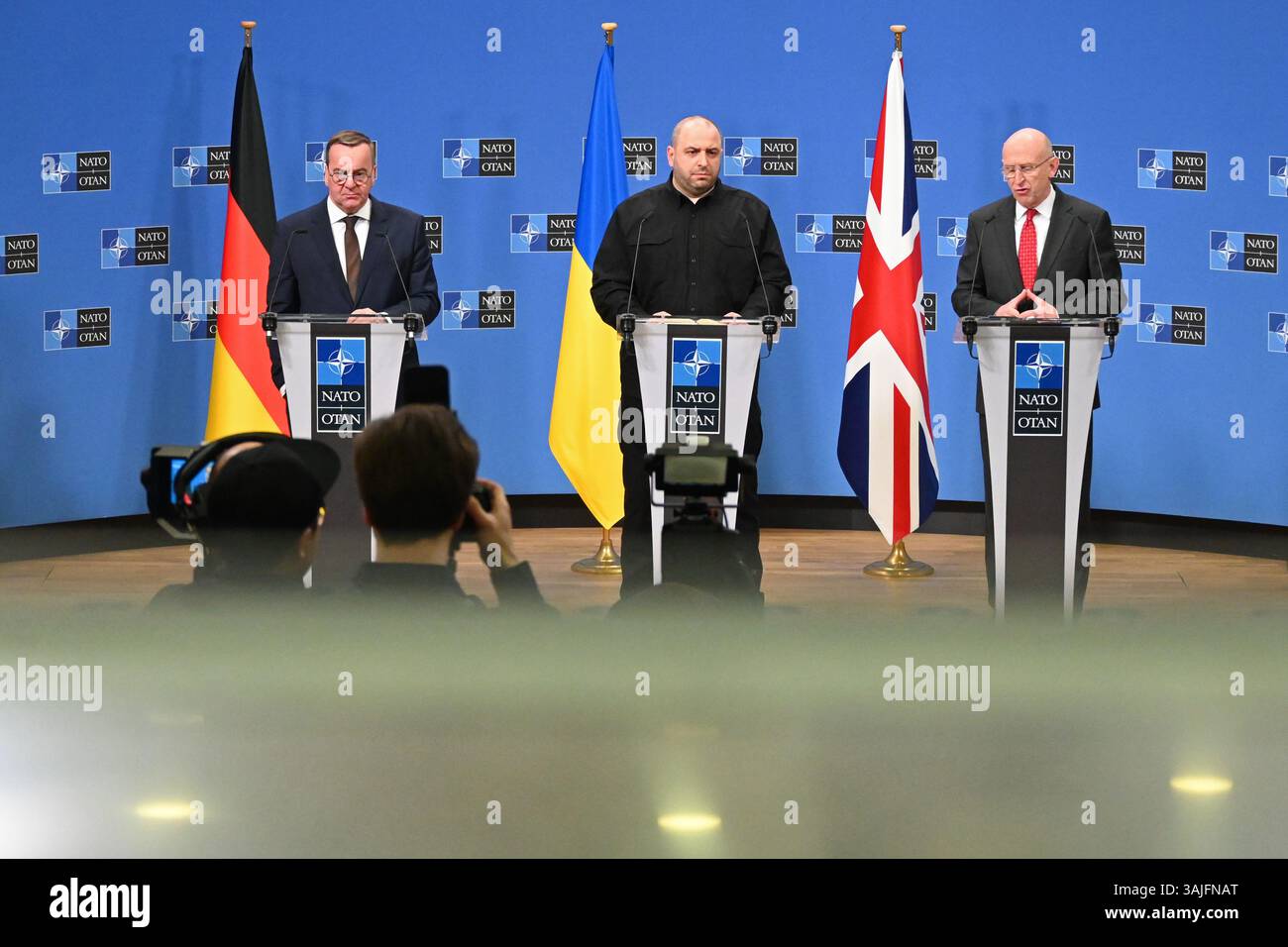 11 avril 2025, Belgique, Brüssel : Boris Pistorius (SPD, gauche-droite), ministre fédéral allemand de la Défense par intérim, Rustem Umjerov, ministre ukrainien de la Défense, et John Healey, secrétaire britannique à la Défense, donnent une conférence de presse au siège de l'OTAN après la réunion du Groupe de contact international (UDCG) pour coordonner le soutien militaire à l'Ukraine. Photo : Anna Ross/dpa Banque D'Images