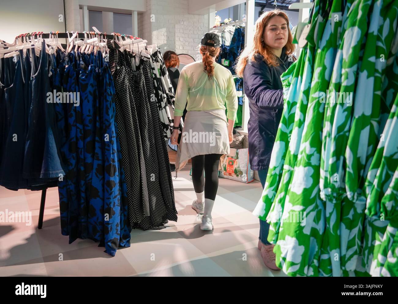 Le vendredi 5 avril 2025, les clients envahissent le pop-up de la collection Kate Spade for Target dans le quartier branché de Meatpacking à New York. L'avant-première a permis aux clients d'acheter des articles de la collection qui seront offerts dans les magasins Target le 12 avril. (© Richard B. Levine) Banque D'Images