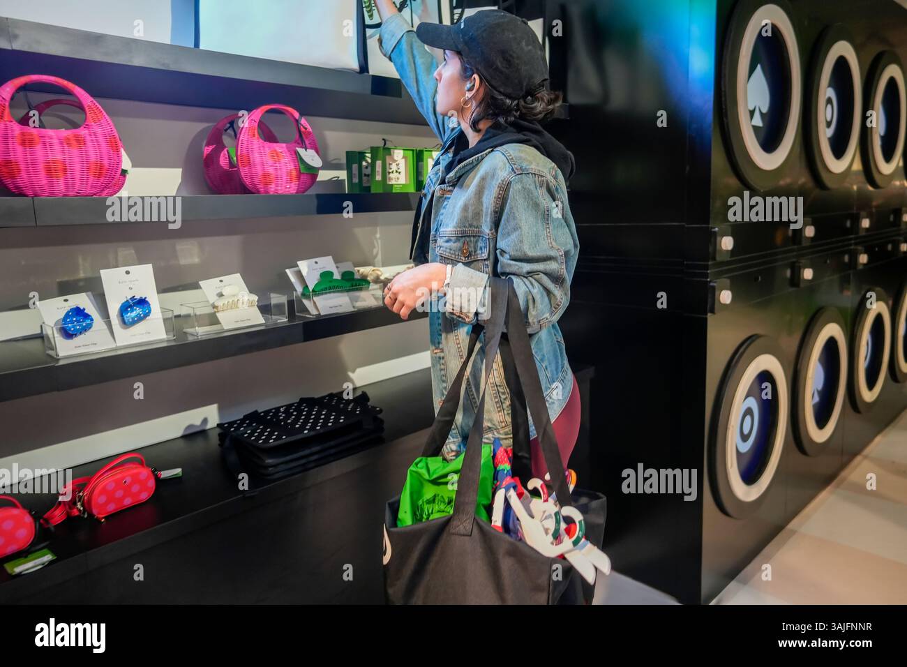 Le vendredi 5 avril 2025, les clients envahissent le pop-up de la collection Kate Spade for Target dans le quartier branché de Meatpacking à New York. L'avant-première a permis aux clients d'acheter des articles de la collection qui seront offerts dans les magasins Target le 12 avril. (© Richard B. Levine) Banque D'Images
