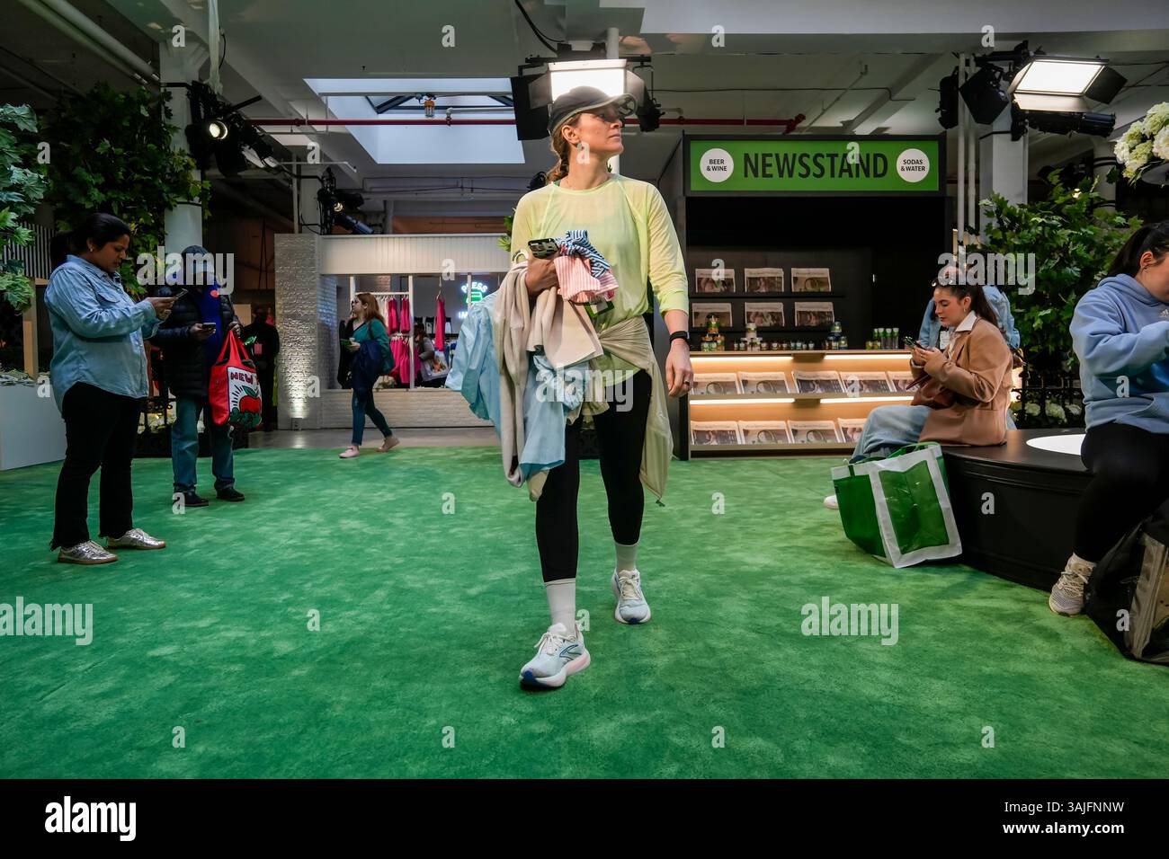 Le vendredi 5 avril 2025, les clients envahissent le pop-up de la collection Kate Spade for Target dans le quartier branché de Meatpacking à New York. L'avant-première a permis aux clients d'acheter des articles de la collection qui seront offerts dans les magasins Target le 12 avril. (© Richard B. Levine) Banque D'Images