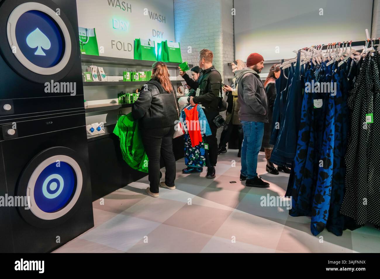 Le vendredi 5 avril 2025, les clients envahissent le pop-up de la collection Kate Spade for Target dans le quartier branché de Meatpacking à New York. L'avant-première a permis aux clients d'acheter des articles de la collection qui seront offerts dans les magasins Target le 12 avril. (© Richard B. Levine) Banque D'Images