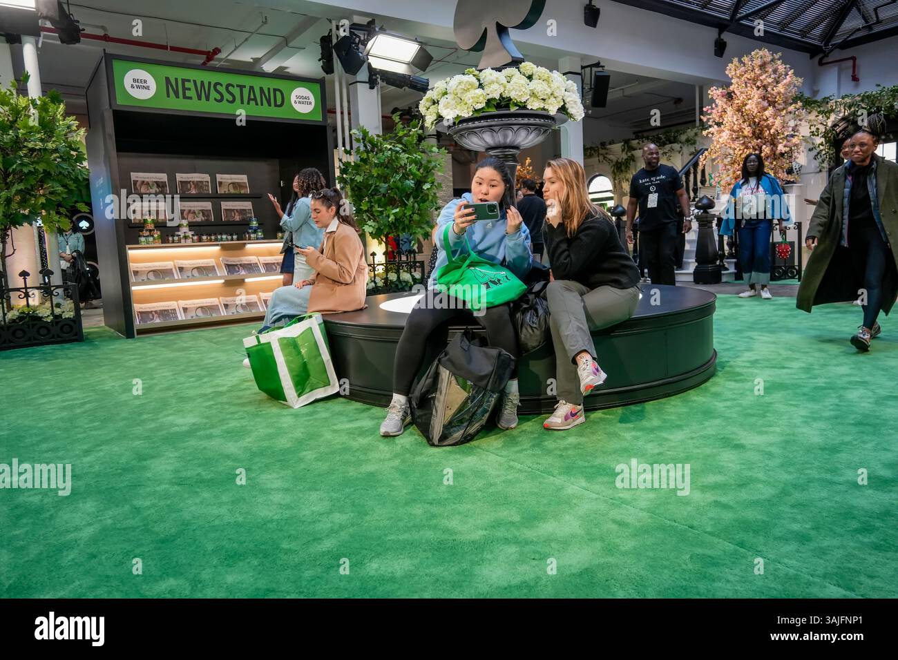 Le vendredi 5 avril 2025, les clients envahissent le pop-up de la collection Kate Spade for Target dans le quartier branché de Meatpacking à New York. L'avant-première a permis aux clients d'acheter des articles de la collection qui seront offerts dans les magasins Target le 12 avril. (© Richard B. Levine) Banque D'Images