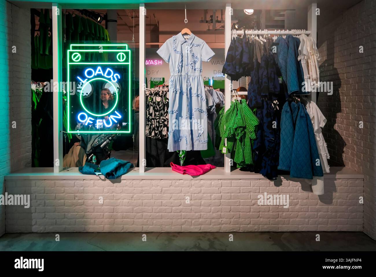 Le vendredi 5 avril 2025, les clients envahissent le pop-up de la collection Kate Spade for Target dans le quartier branché de Meatpacking à New York. L'avant-première a permis aux clients d'acheter des articles de la collection qui seront offerts dans les magasins Target le 12 avril. (© Richard B. Levine) Banque D'Images