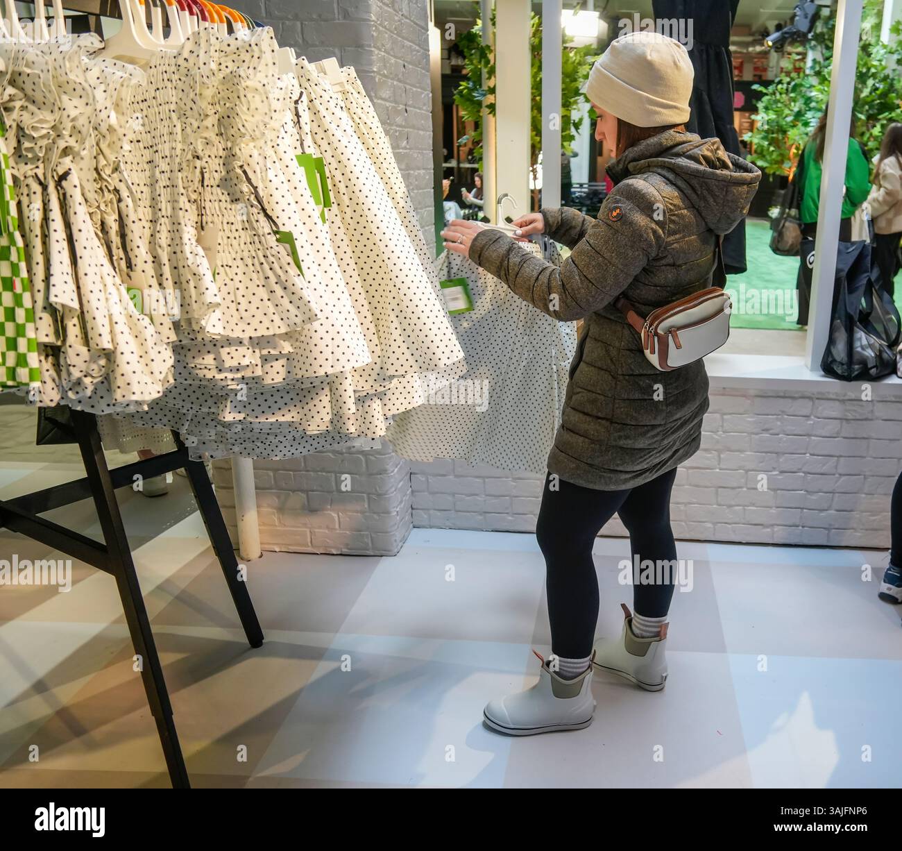 Le vendredi 5 avril 2025, les clients envahissent le pop-up de la collection Kate Spade for Target dans le quartier branché de Meatpacking à New York. L'avant-première a permis aux clients d'acheter des articles de la collection qui seront offerts dans les magasins Target le 12 avril. (© Richard B. Levine) Banque D'Images