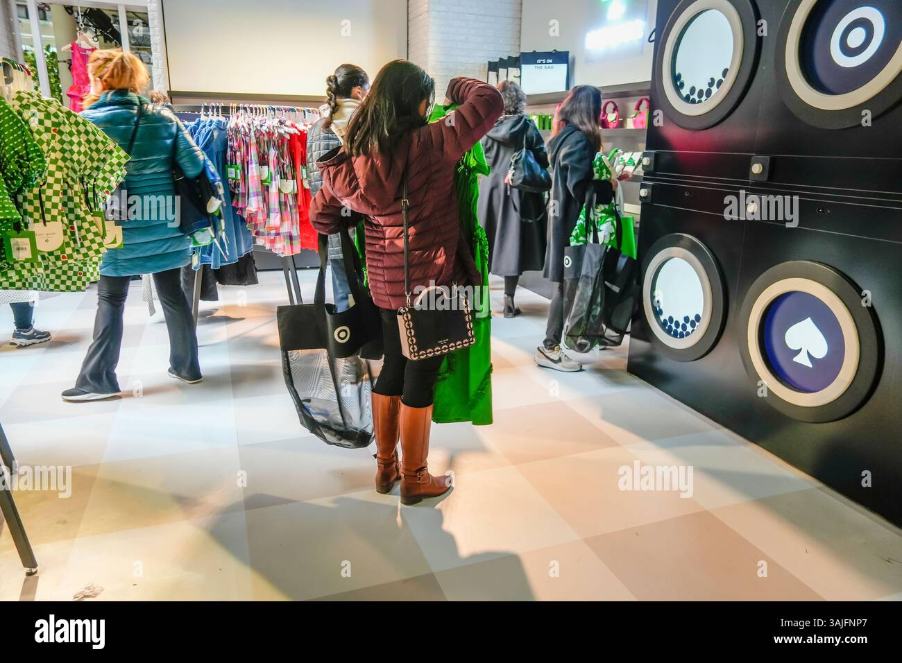 Le vendredi 5 avril 2025, les clients envahissent le pop-up de la collection Kate Spade for Target dans le quartier branché de Meatpacking à New York. L'avant-première a permis aux clients d'acheter des articles de la collection qui seront offerts dans les magasins Target le 12 avril. (© Richard B. Levine) Banque D'Images
