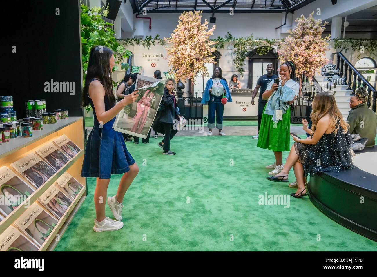 Le vendredi 5 avril 2025, les clients envahissent le pop-up de la collection Kate Spade for Target dans le quartier branché de Meatpacking à New York. L'avant-première a permis aux clients d'acheter des articles de la collection qui seront offerts dans les magasins Target le 12 avril. (© Richard B. Levine) Banque D'Images