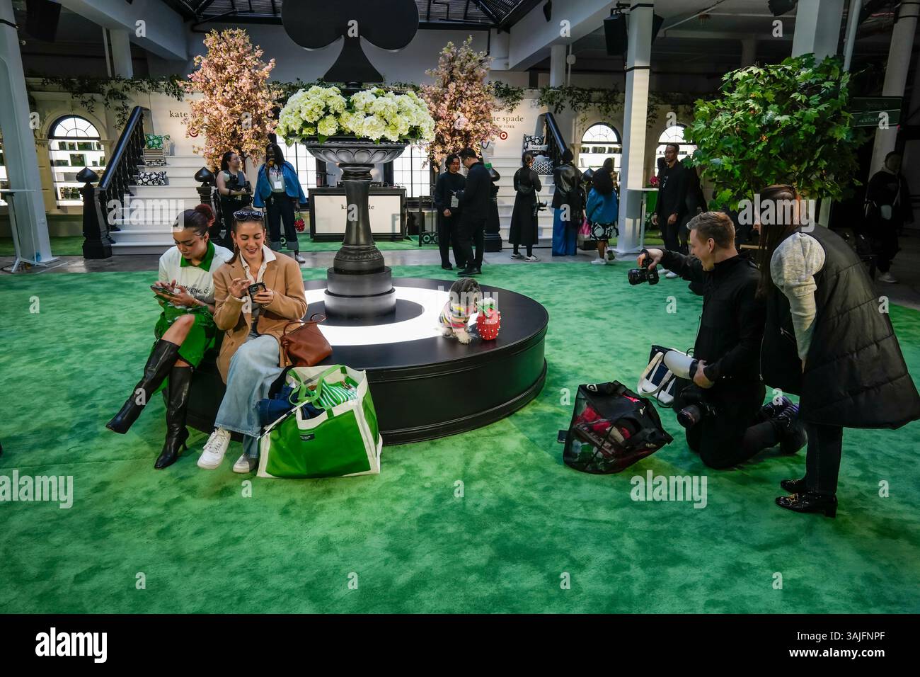 Le vendredi 5 avril 2025, les clients envahissent le pop-up de la collection Kate Spade for Target dans le quartier branché de Meatpacking à New York. L'avant-première a permis aux clients d'acheter des articles de la collection qui seront offerts dans les magasins Target le 12 avril. (© Richard B. Levine) Banque D'Images