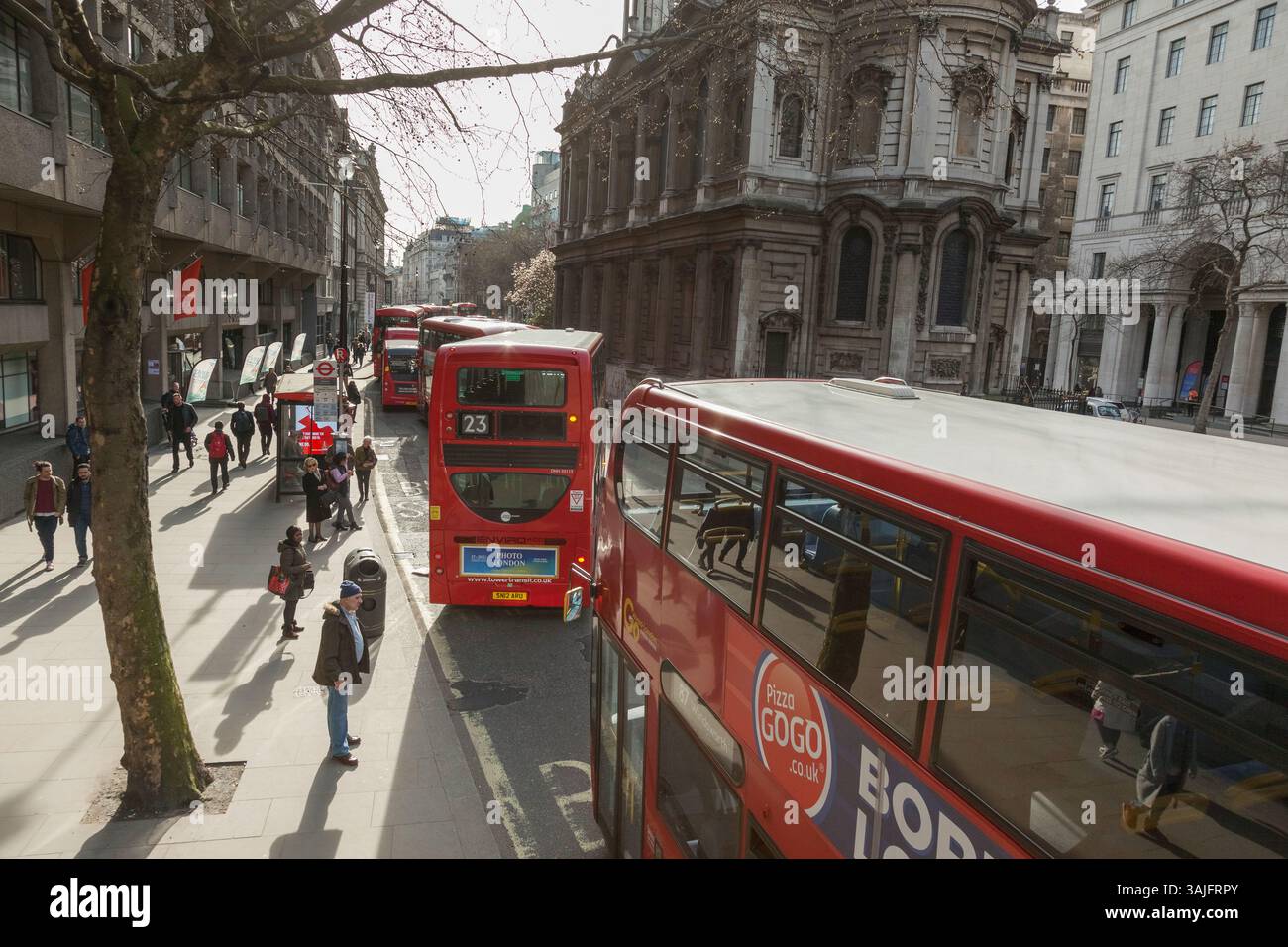 Une file d'attente de bus à impériale londoniens encombrant la rue à Aldwych, au centre de Londres Banque D'Images