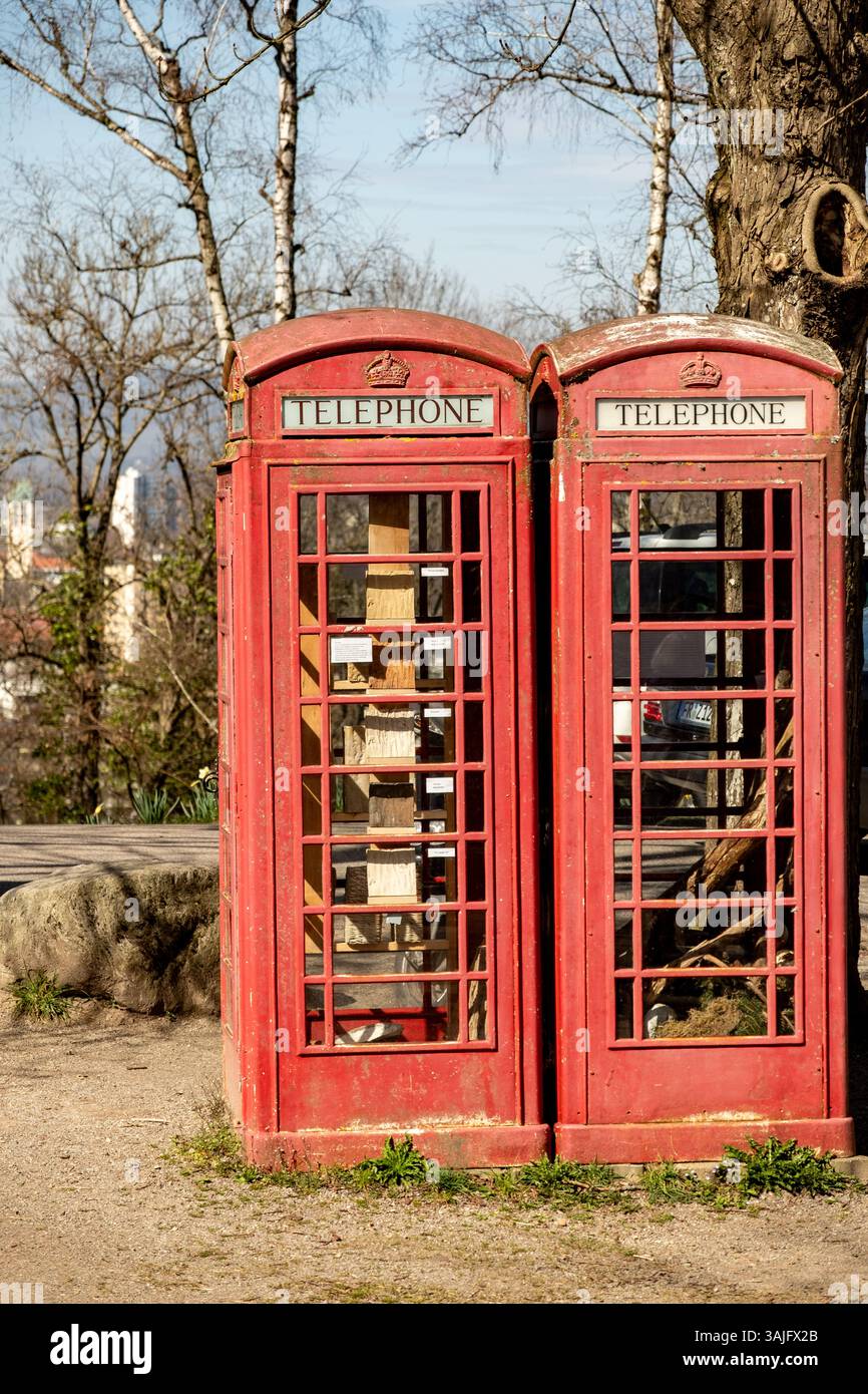 Boîtes téléphoniques britanniques rouges vintage réutilisées comme échange de livres sur la colline de Lorettoberg, Fribourg, Allemagne Banque D'Images