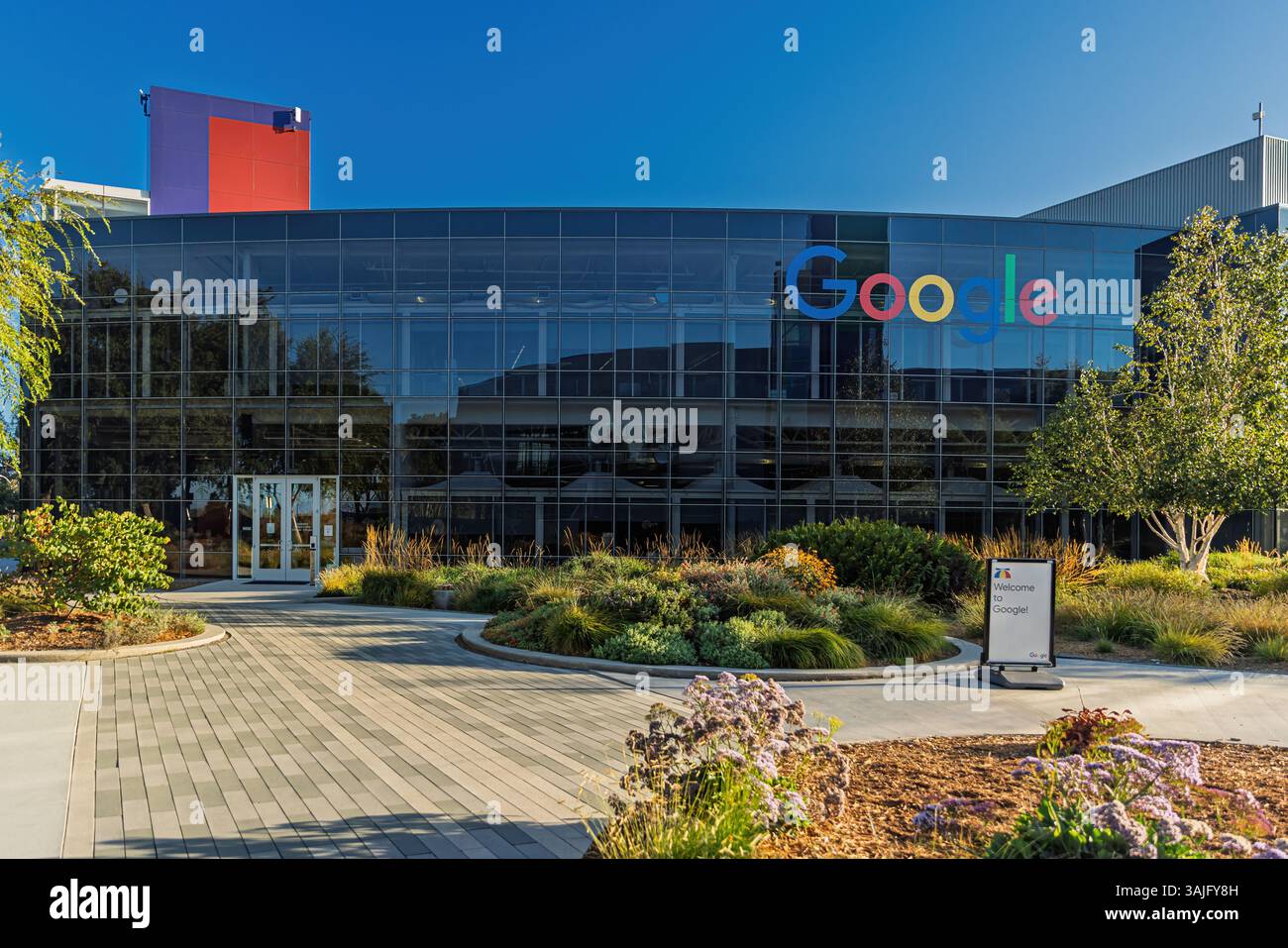 MOUNTAIN VIEW, CALIFORNIE, États-Unis - 10 MAI 2025 : Google est une société américaine spécialisée dans les services liés à Internet. Banque D'Images