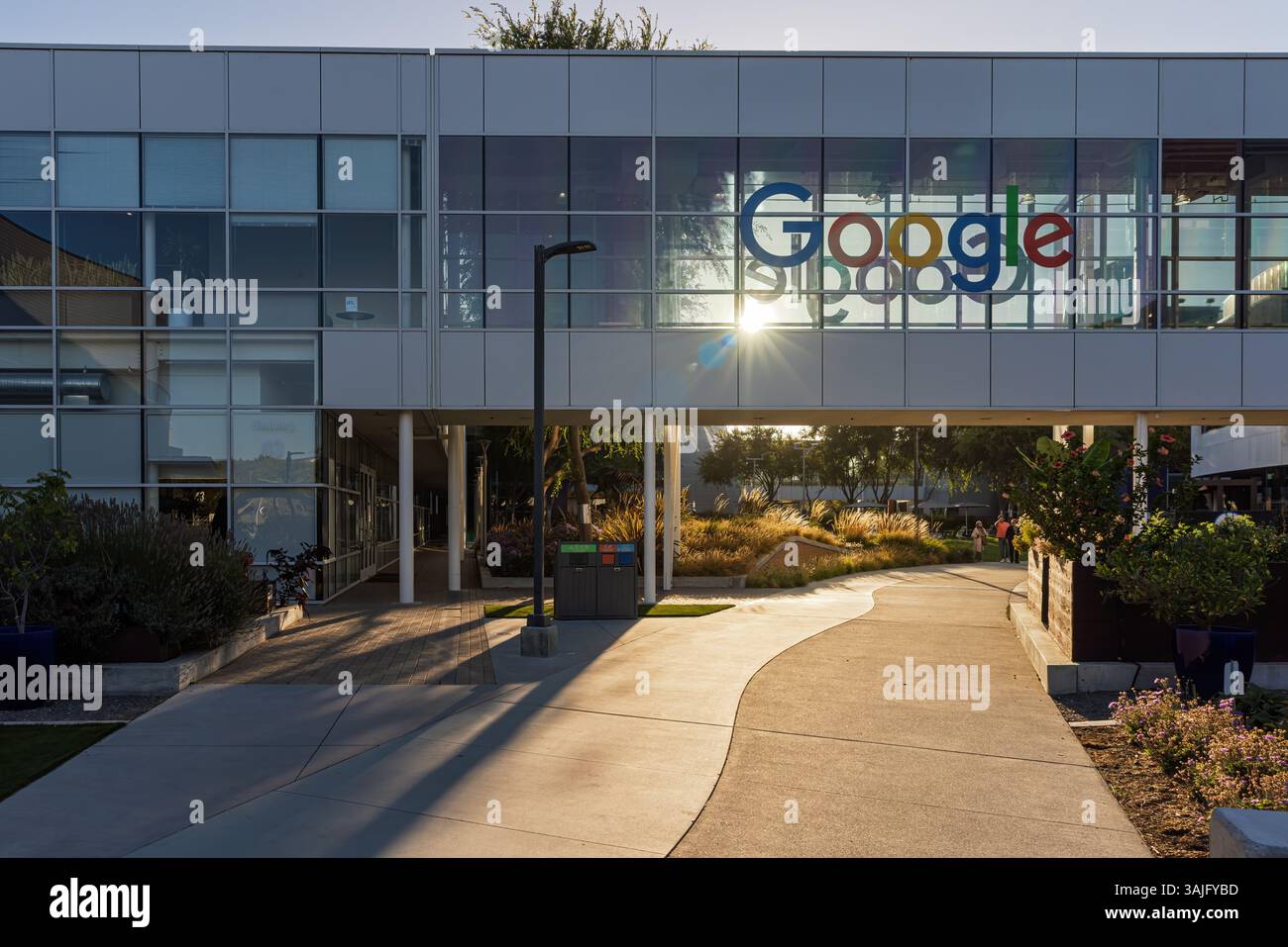 MOUNTAIN VIEW, CALIFORNIE, États-Unis - 10 MAI 2025 : Google est une société américaine spécialisée dans les services liés à Internet. Banque D'Images
