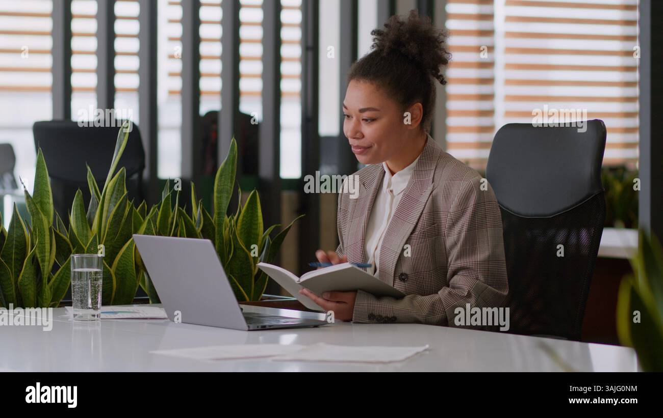 Femme africaine femme d'affaires américaine femme d'affaires femme femme d'affaires employeur gestionnaire agent organisateur dans le bureau consulter en ligne conférence vidéo appel portable Banque D'Images