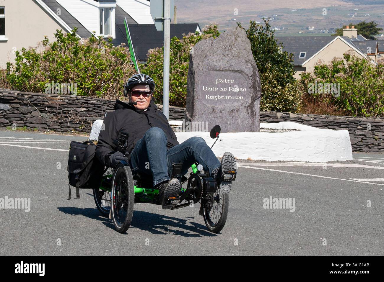 Homme senior chevauchant un trike couché dans le comté de Kerry, Irlande Banque D'Images