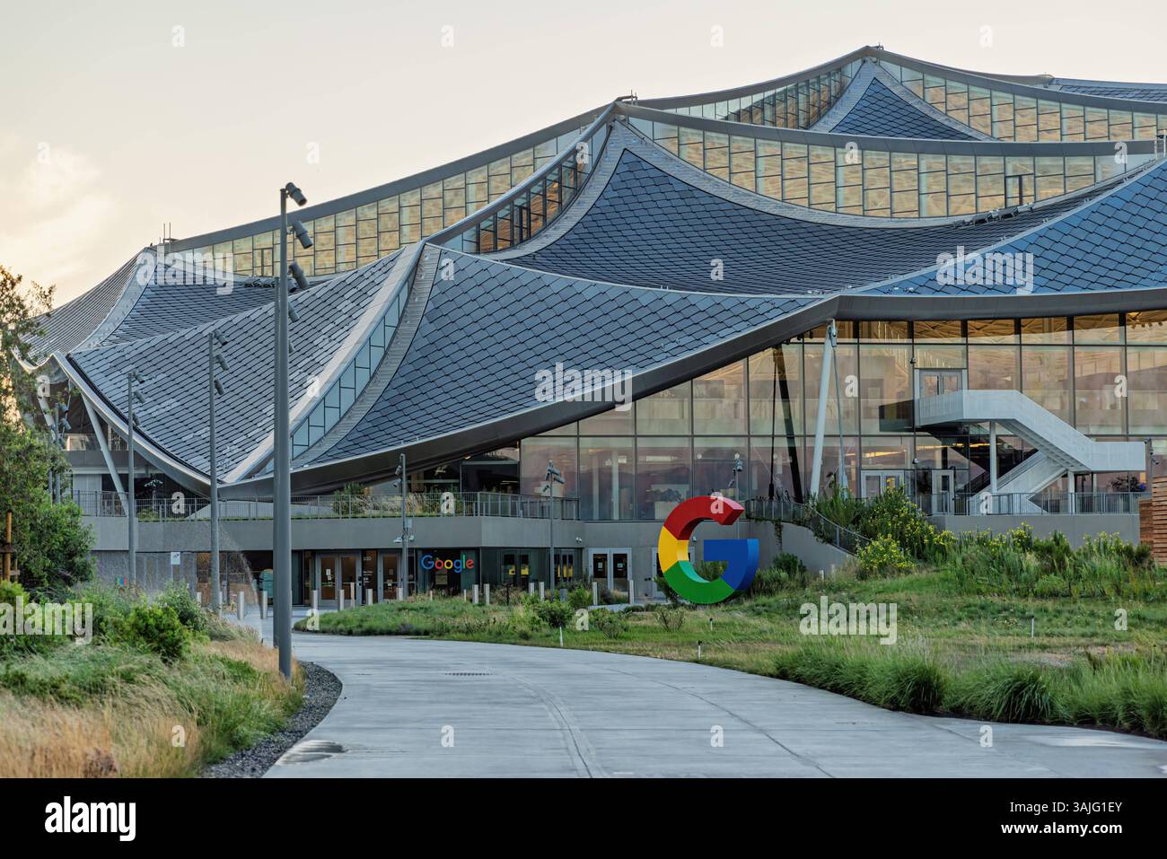 MOUNTAIN VIEW, CALIFORNIE, États-Unis - 10 MAI 2025 : le nouveau bâtiment du campus Google Bay View à Mountain View, Californie. Le nouveau bâtiment de Google Bay Banque D'Images