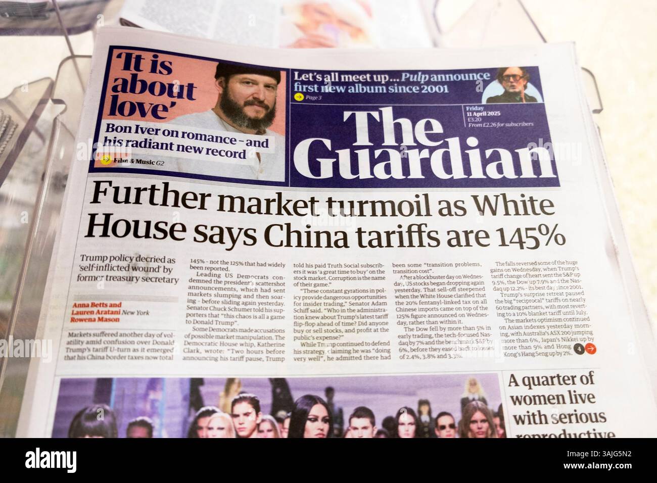 "De nouvelles turbulences sur le marché alors que la Maison Blanche dit que les tarifs douaniers de la Chine (Trump) sont de 145%" le journal Guardian titre la première page de la guerre commerciale tarifaire 11 avril 2025 Londres Royaume-Uni Banque D'Images