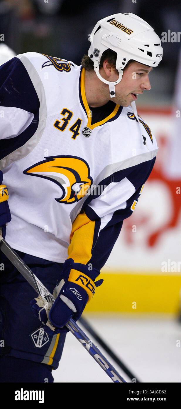 31 janv. 2009 - Calgary, Alberta, Canada - photo de profil de joueur de la LNH sur Chris Butler des Sabres de Buffalo lors d'un récent match de hockey à Calgary. (Crédit image : © Larry MacDougal via ZUMA Wire) Banque D'Images