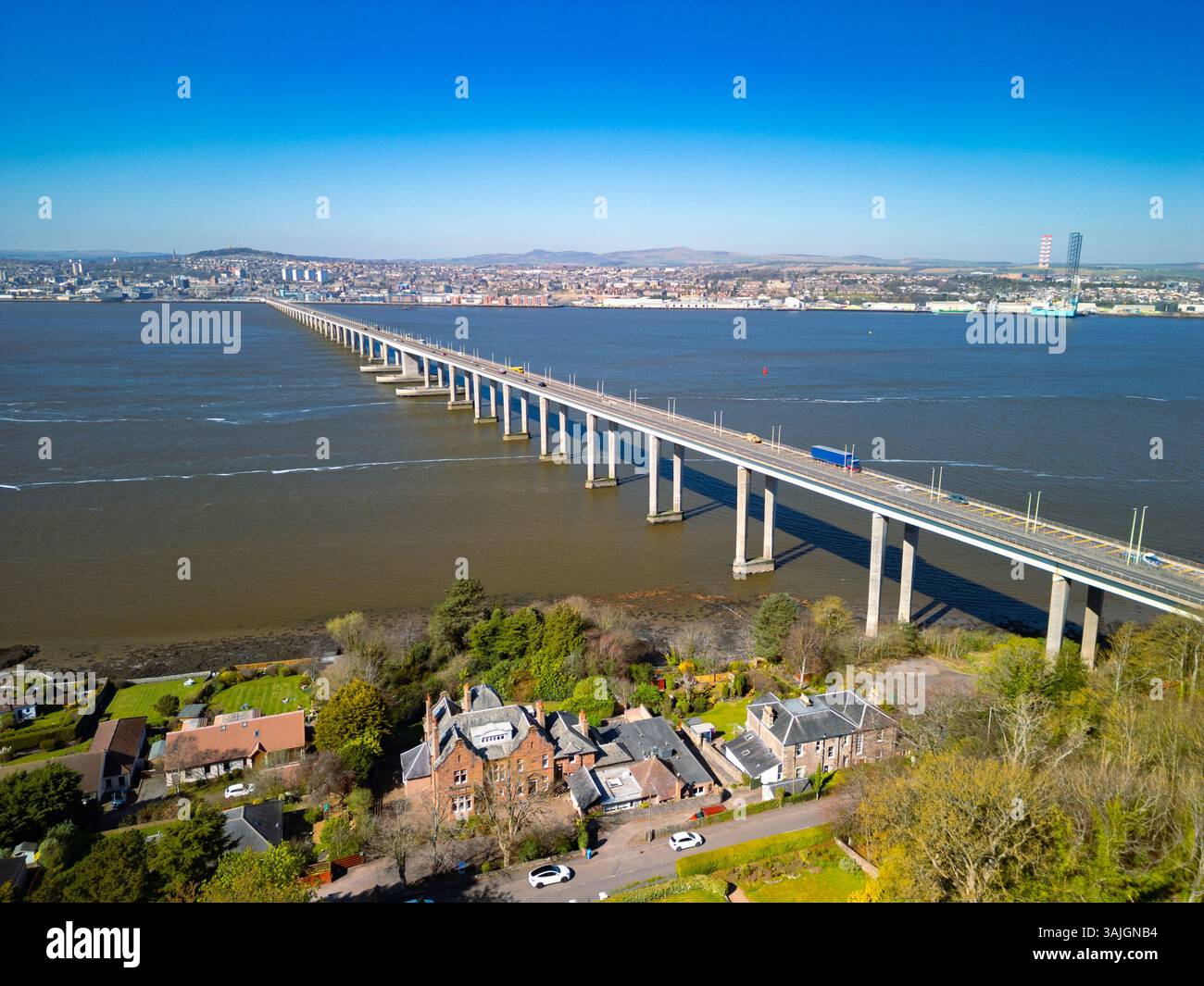 Vue aérienne depuis le drone du pont de Tay Road de Newport-on-Tay vers Dundee, Fife, Écosse, Royaume-Uni Banque D'Images