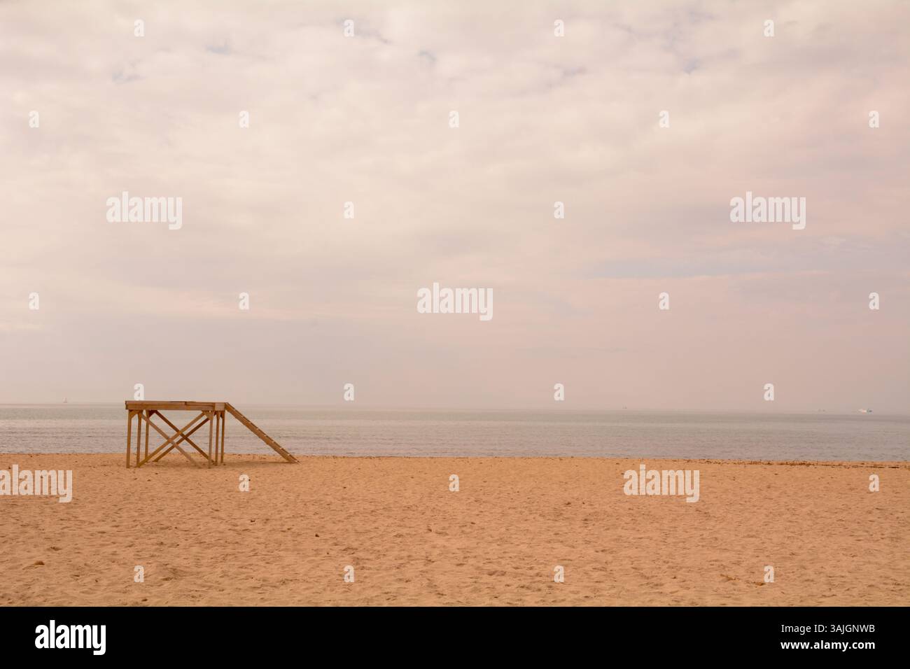Basse saison avec une plate-forme vide de sauveteur en bois sur la plage des Meravelles, île de Majorque, Espagne Banque D'Images