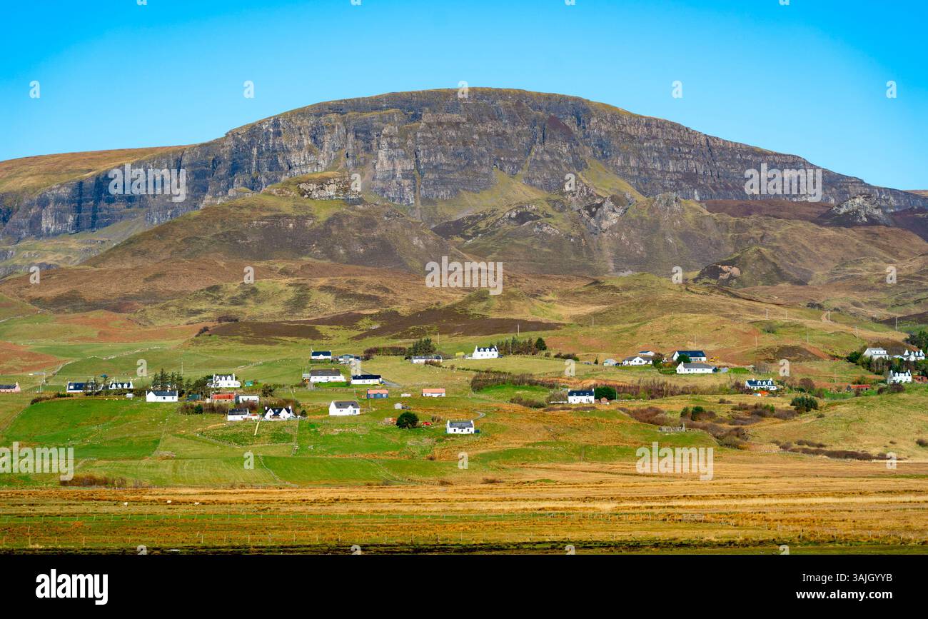 Vue de maisons blanchies à la chaux à Digg, Trotternish , île de Skye, Hébrides intérieures, Écosse, ROYAUME-UNI Banque D'Images