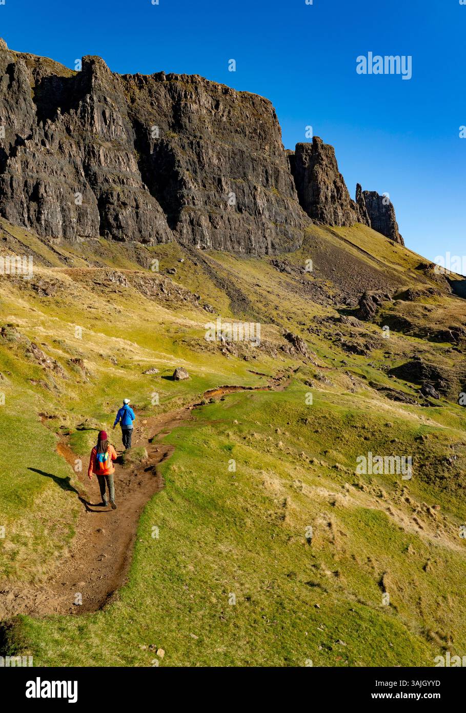 Vue des randonneurs dans le paysage à Quiraing sur la péninsule de Trotternish, île de Skye, Hébrides intérieures, Écosse, Royaume-Uni Banque D'Images
