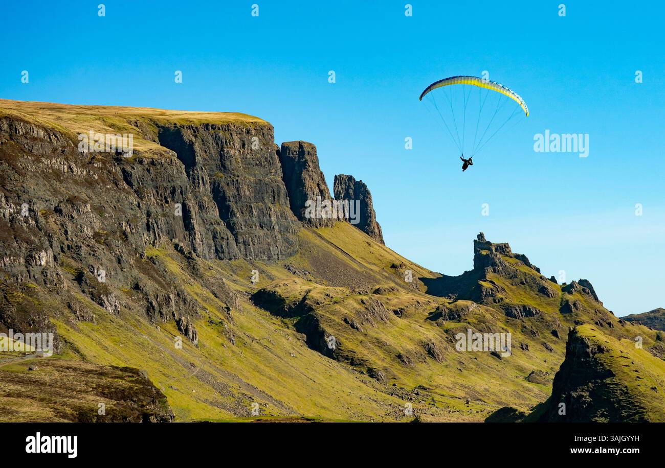 Personne parachute ascensionnel, ou parachute ascensionnel à Quiraing sur la péninsule de Trotternish, île de Skye, Hébrides intérieures, Écosse, Royaume-Uni Banque D'Images