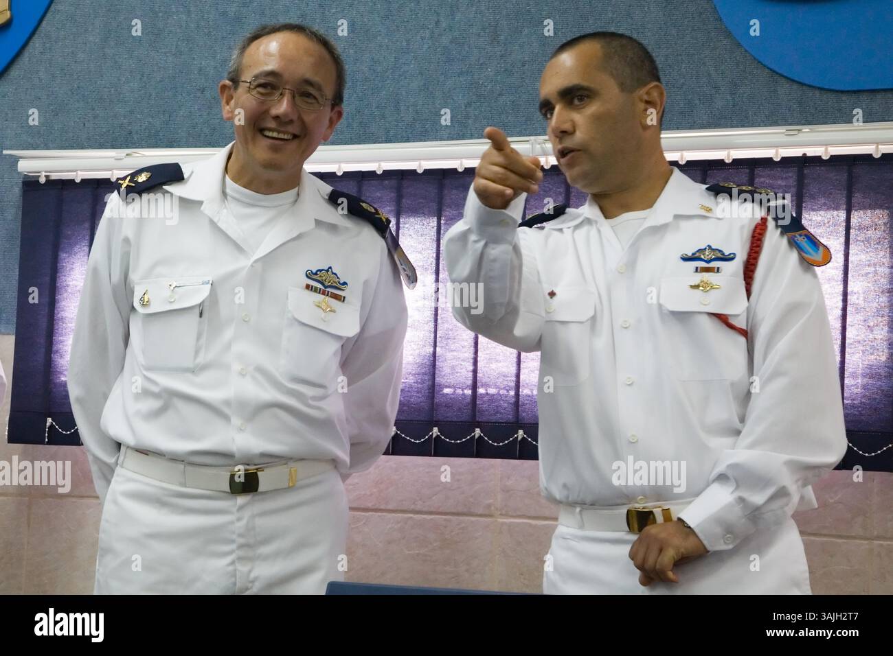 16 juillet 2008 - Haïfa, Israël - L'ancien vice-amiral ELIEZER 'CHINEY' MAROM (l), représenté sur une photo de dossier d'une cérémonie de remise des diplômes pour les officiers de la marine israélienne le 16 juillet 2008, a été arrêté par la police et interrogé sur suspicion de corruption du constructeur naval allemand ThyssenKrupp, dans le cadre de l'enquête en cours sur les contrats d'acquisition de trois sous-marins allemands, appelé affaire 3000. Chiney a été libéré pour assignation à résidence. Le premier ministre Netanyahu, qui sera probablement convoqué pour être interrogé dans cette affaire, a nié toute implication dans l’accord avec ThyssenKrupp. (Crédit image : © Nir Alon via ZUMA Wire) Banque D'Images