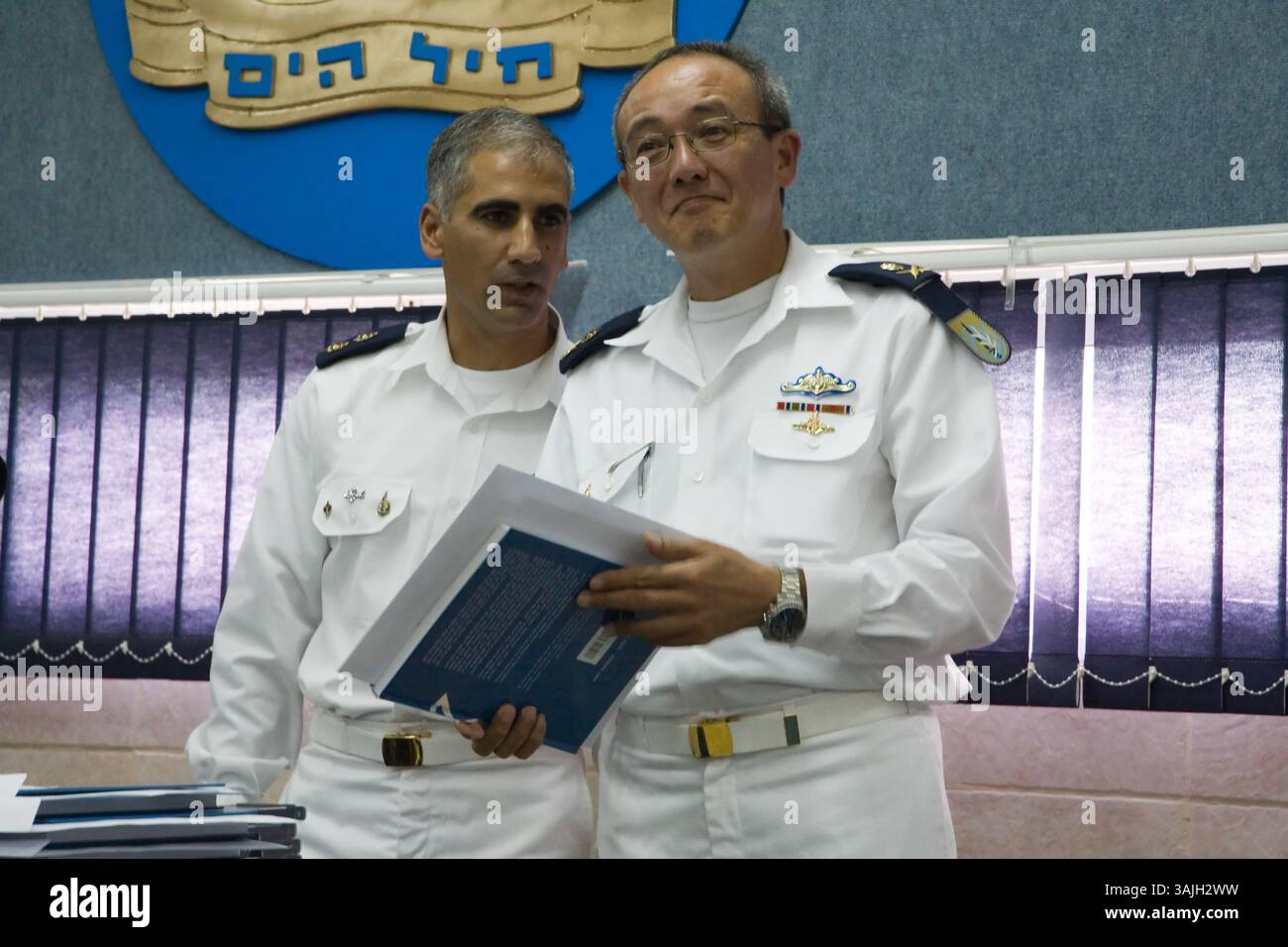 16 juillet 2008 - Haïfa, Israël - L'ancien vice-amiral ELIEZER 'CHINEY' MAROM (R), représenté sur une photo de dossier d'une cérémonie de remise des diplômes pour les officiers de la marine israélienne le 16 juillet 2008, a été arrêté par la police et interrogé sur suspicion de corruption du constructeur naval allemand ThyssenKrupp, dans le cadre de l'enquête en cours sur les contrats d'acquisition de trois sous-marins allemands, appelé affaire 3000. Chiney a été libéré pour assignation à résidence. Le premier ministre Netanyahu, qui sera probablement convoqué pour être interrogé dans cette affaire, a nié toute implication dans l’accord avec ThyssenKrupp. (Crédit image : © Nir Alon via ZUMA Wire) Banque D'Images