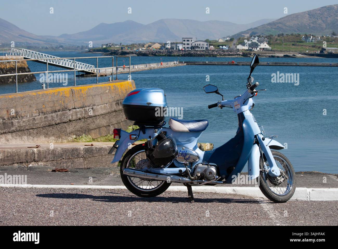 Honda Little Cub C50 au port de Knightstown, île de Valentia, comté de Kerry, Irlande Banque D'Images
