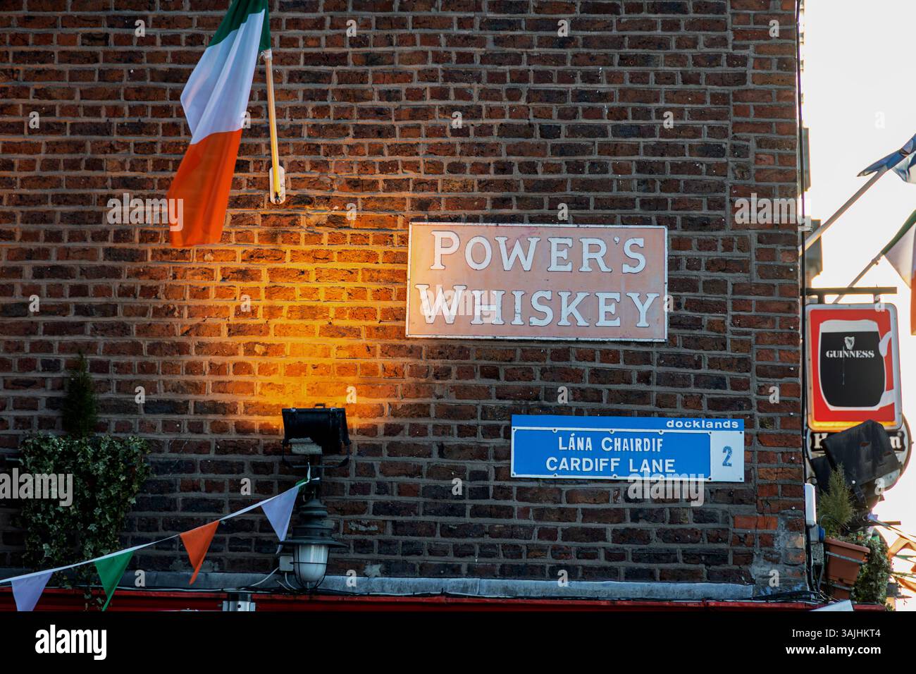 À l'extérieur du pub Ferryman à Dublin, 2025 Banque D'Images