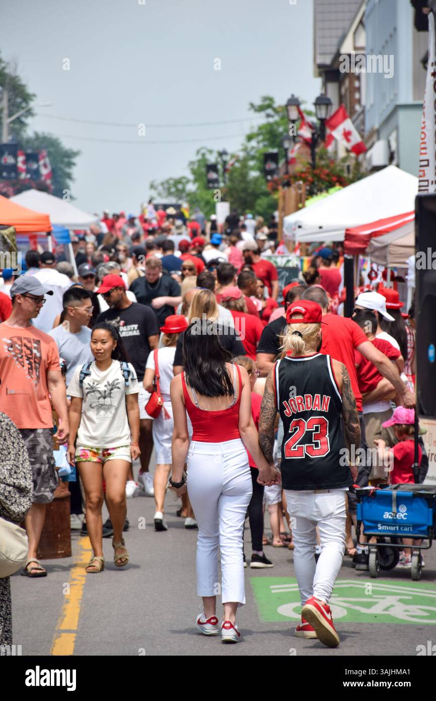 Newmarket, Ontario, Canada - 1er juillet 2023 : foule de gens marchant sur Newmarket main Street pendant la célébration de la fête du Canada Banque D'Images