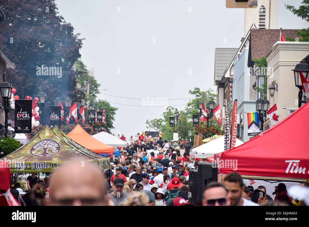 Newmarket, Ontario, Canada - 1er juillet 2023 : foule de gens marchant parmi les tentes des vendeurs sur la rue principale de Newmarket pendant la célébration de la fête du Canada Banque D'Images
